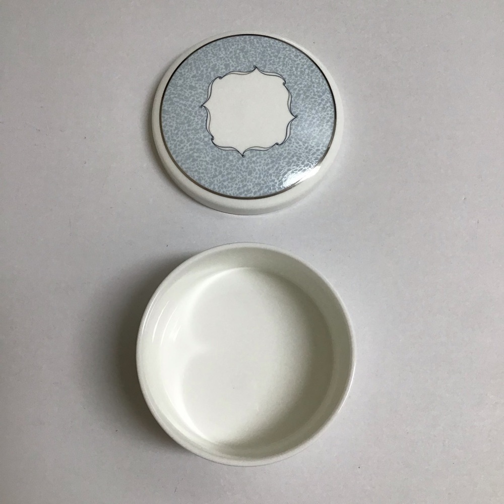 Wedgwood Porcelain Powder Box VENICE Trinket Jewelry Signed Vanity Boudoir Round - Picture 15 of 16